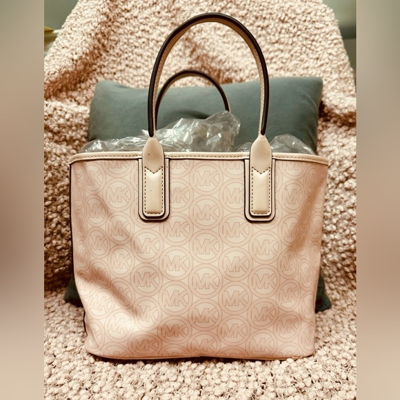 Michael Kors Baby Pink Handbag - Picture 4 of 14